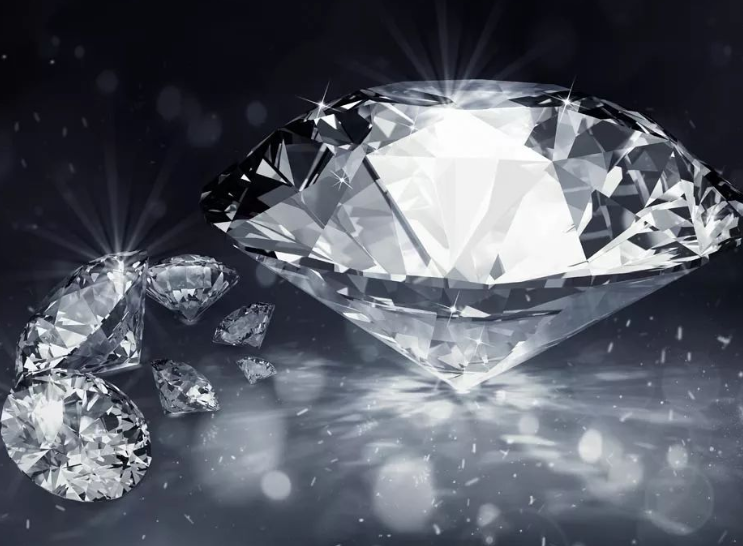 钻石戒指为什么在太阳底看起来不闪烁而在灯光底下会闪烁