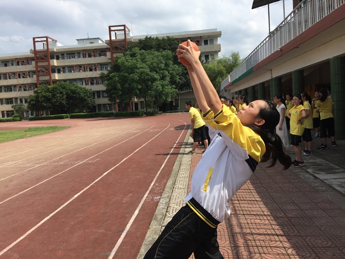 初中体育达标测试的实心球有多重