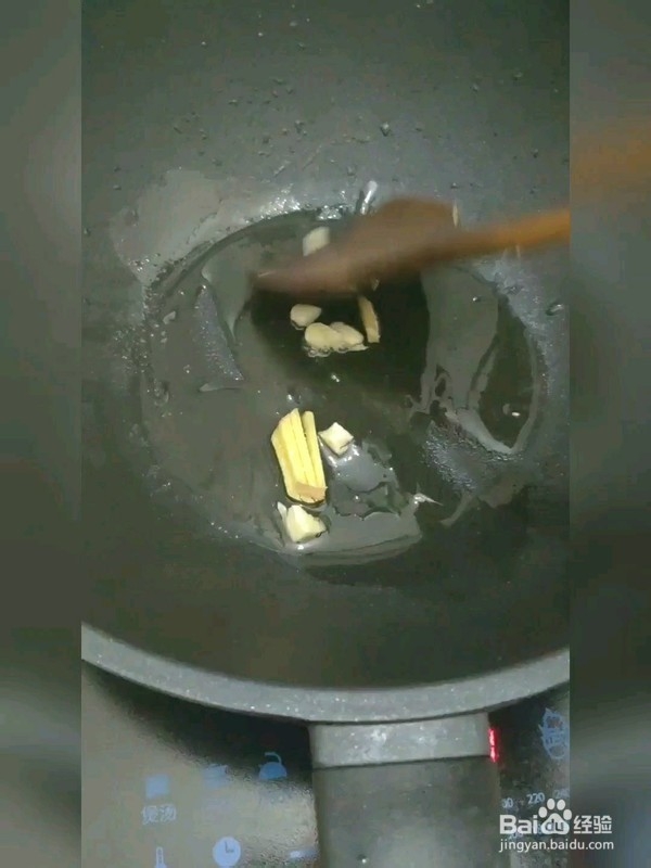 腐竹木耳炒菜心的做法