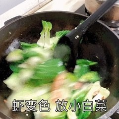 食补养生奶白鲜虾青菜汤