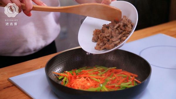 胡萝卜炒牛肉丝－迷迭香