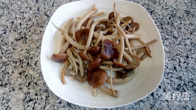 五香茶树菇的做法