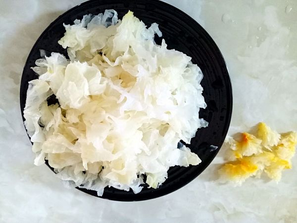 砂锅银耳红枣汤