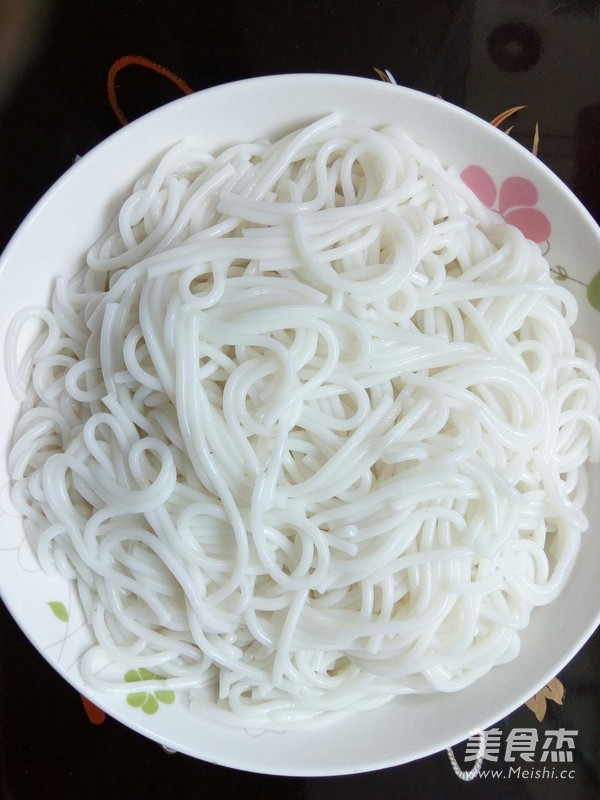 香芹榨菜里脊肉炒米粉