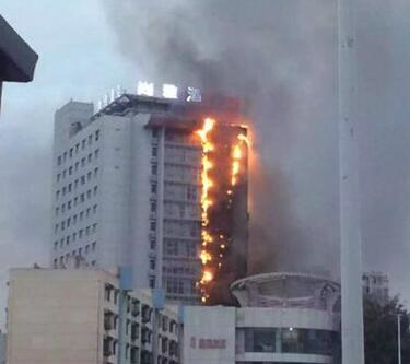 一幢28层的大楼，我在16楼，10楼着火了，我应该往顶楼上跑还是往楼下跑