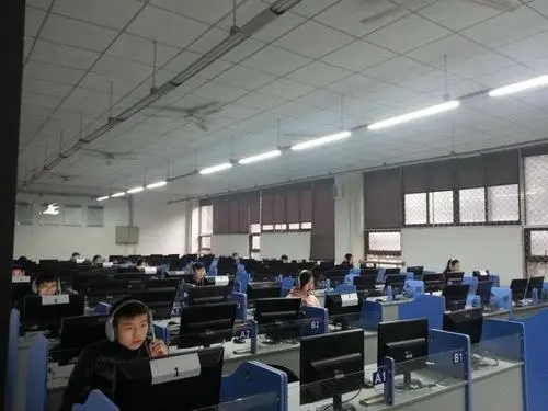 普通话考试最后一题是对着人说还是对着机器说