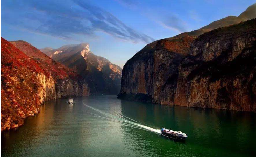 三峡中作者以凝练生动的笔墨写出了三峡的什么表达了作者的什么