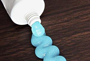 白色衣物变黄了怎么洗才能变白