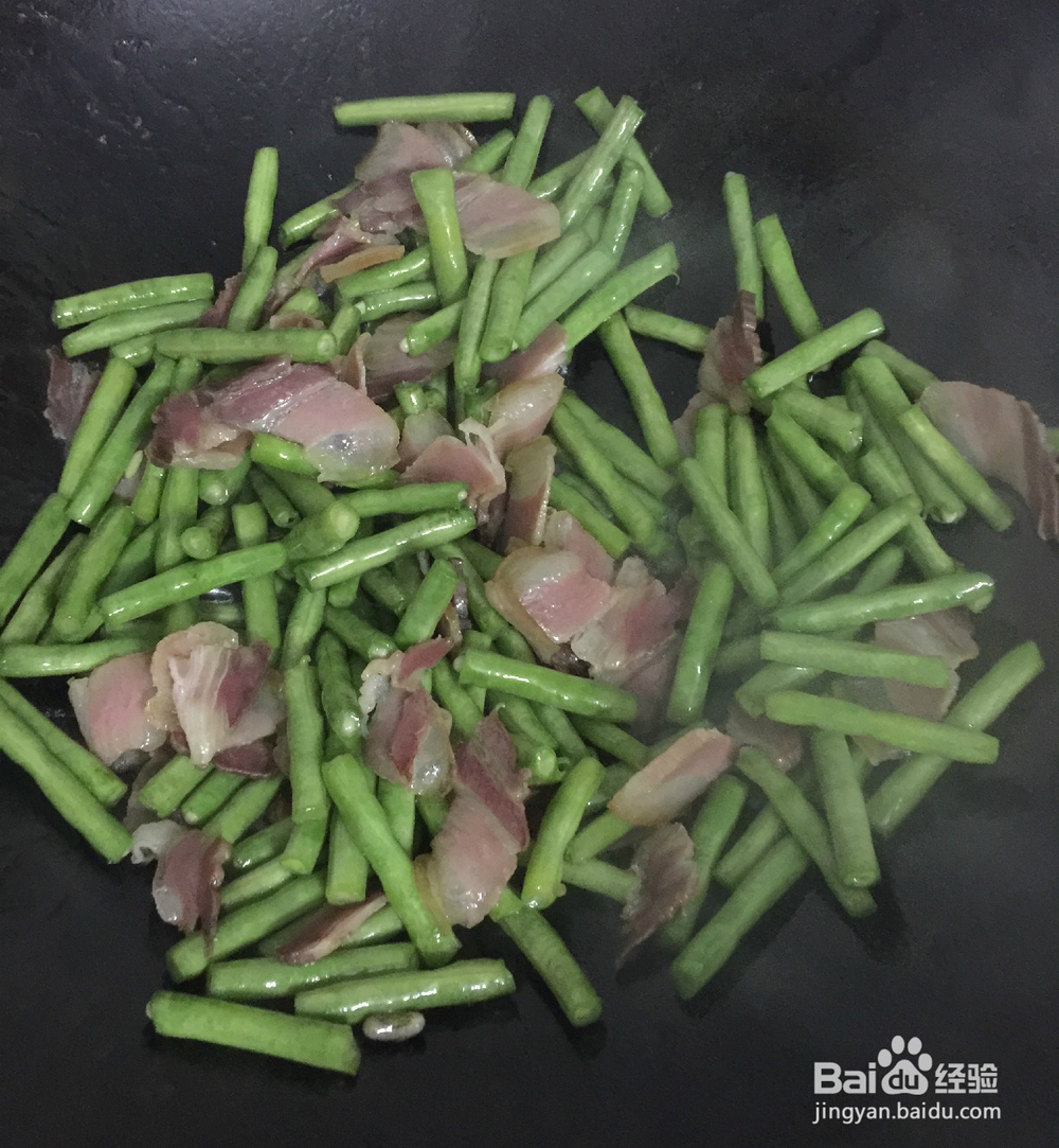 腊肉炒豆角的简单做法。