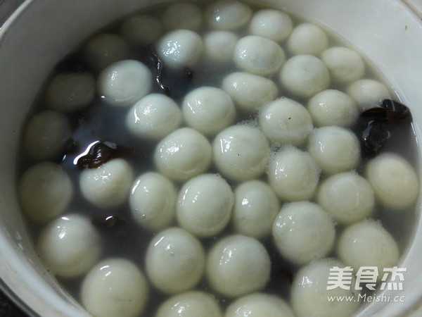 黑木耳煮汤圆