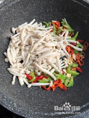 青红椒炒白玉菇的制作方法！