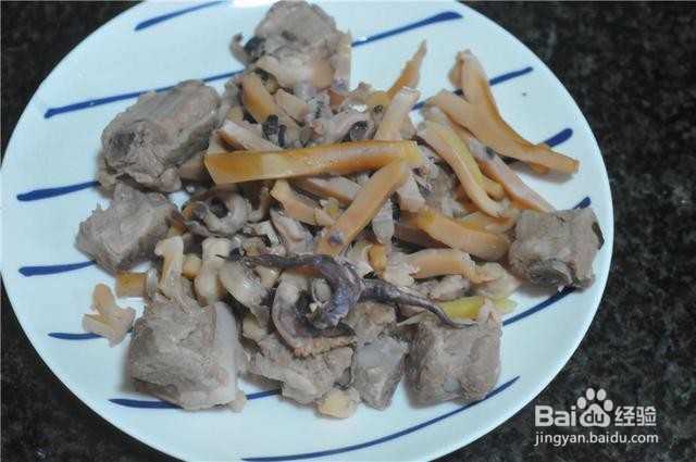 家庭自制芹菜烧墨鱼