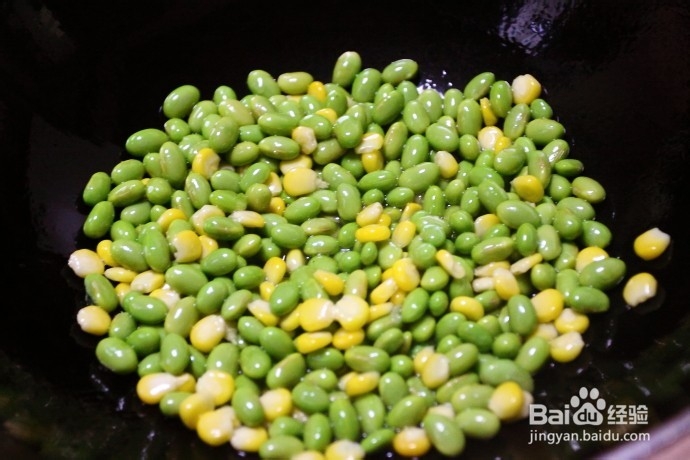 五彩缤纷的香肠炒青豆