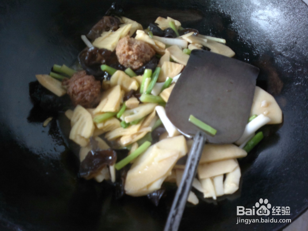开春应季菜竹笋木耳炒蒜苗的做法