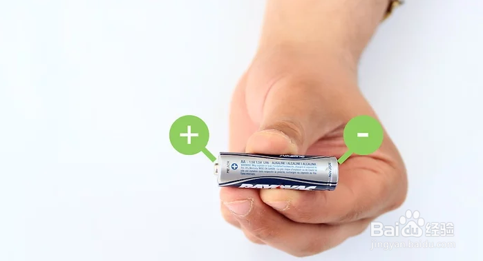 如何不用充电器就能给电池充电