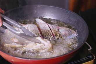 参元宝具有补肾的鲫鱼粉丝山药煲