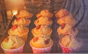 怎么做草莓酒麦片杯子蛋糕