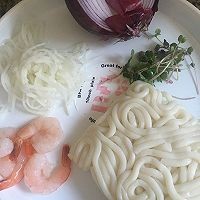 烹饪鲜虾奶油乌冬面的步骤