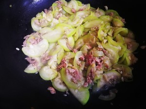 怎样做可口的西葫芦瓜炒肉末虾皮