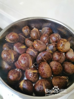 剥熟板栗壳的方法