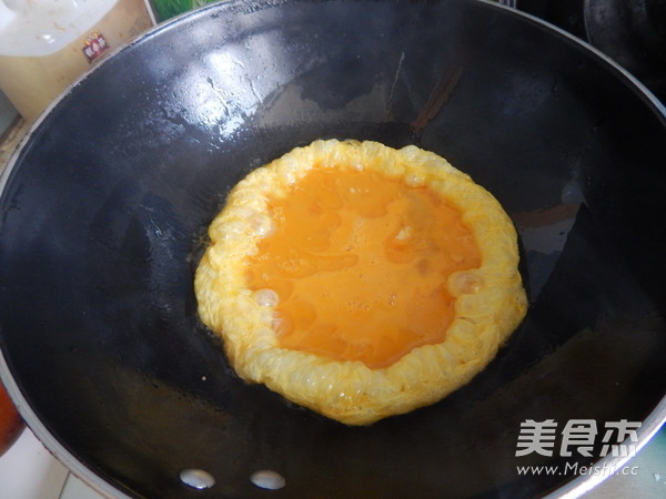 蚕豆炒鸡蛋的做法