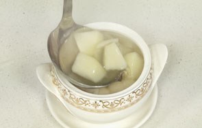 清热解咳：冰糖炖雪梨