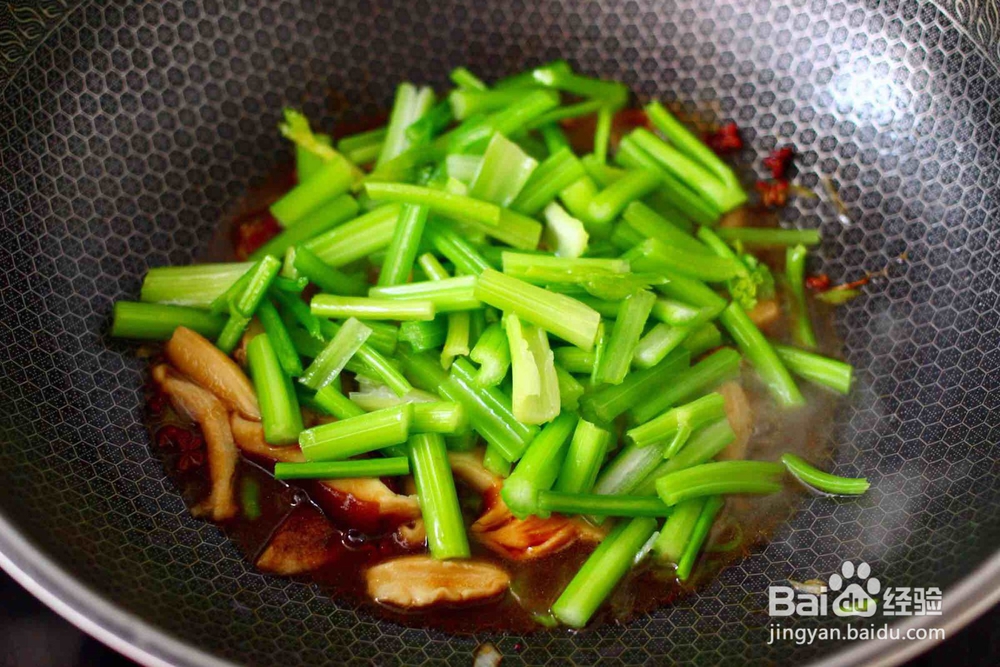 芹菜炒香菇的做法