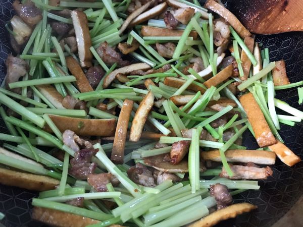 芹菜香干小炒肉