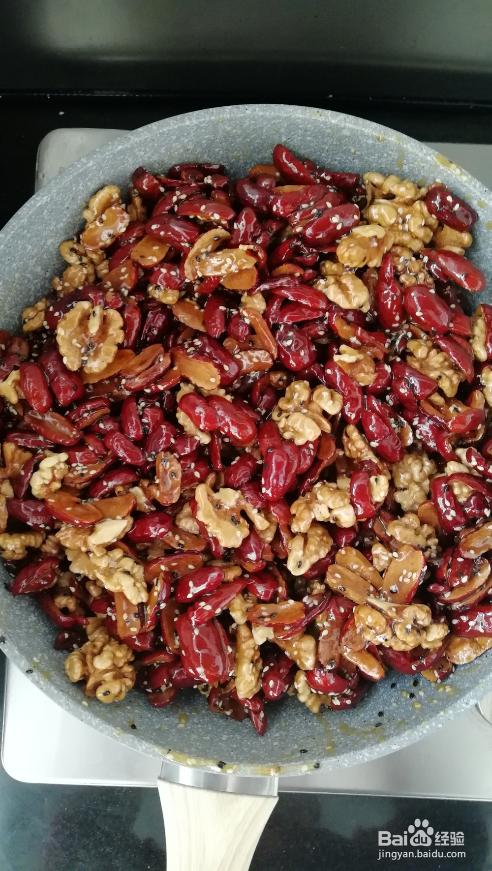 香气浓郁的红枣核桃糕