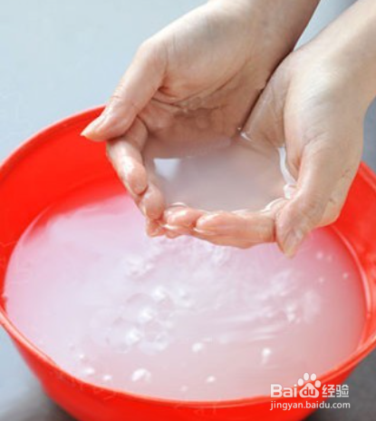 白衣泛黄怎么洗最有效