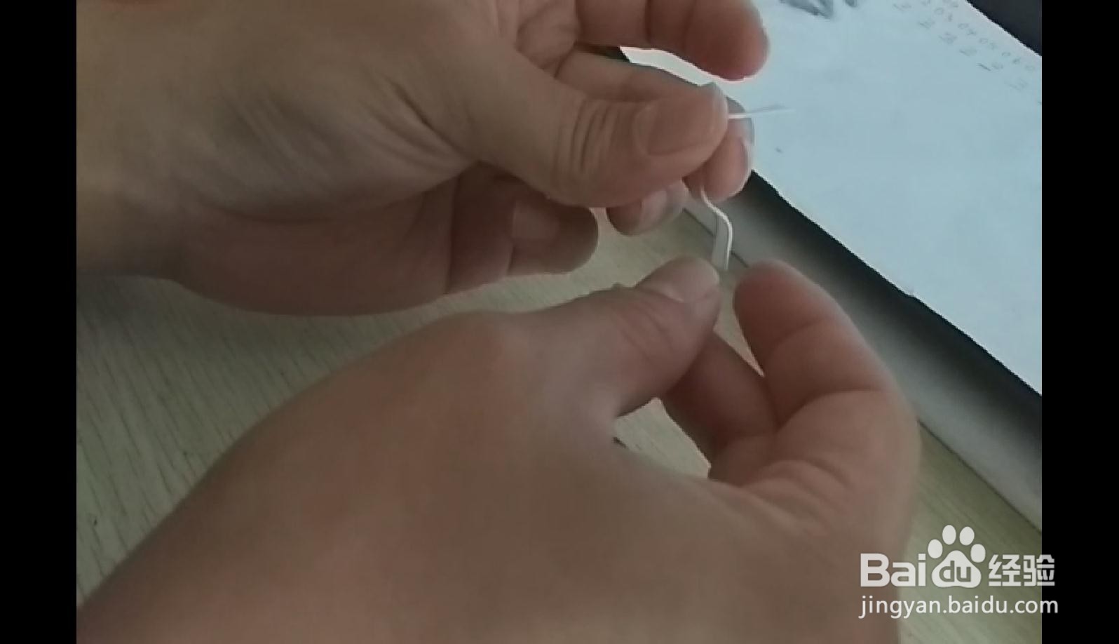 如何用长方形硬塑料做简易中性笔的支架