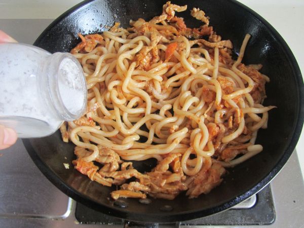 泡菜肉丝炒乌冬面