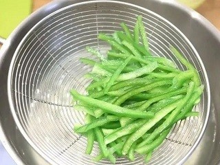 炝拌青椒土豆丝怎么做