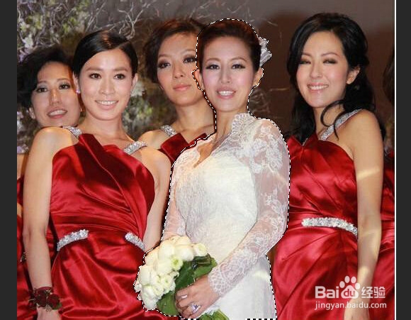 怎样用Photoshop突出照片中的某一个人