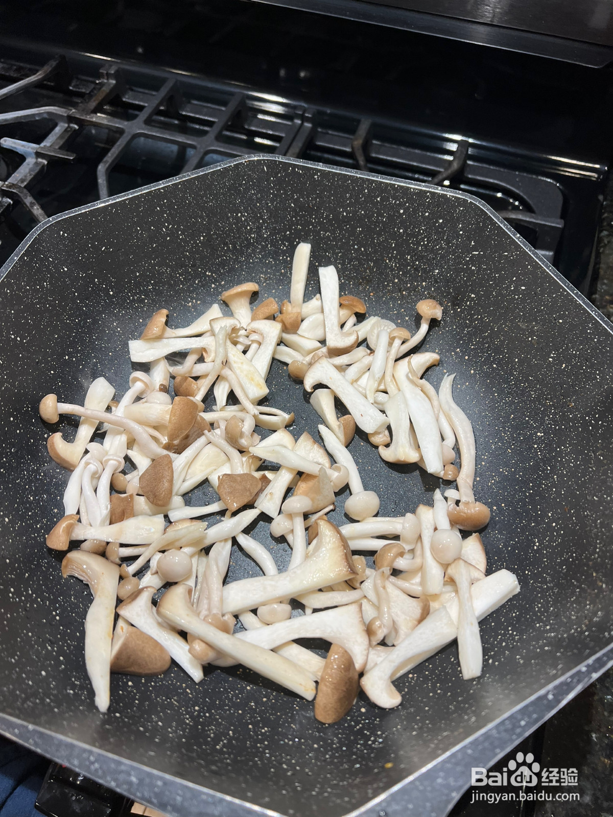 鸡丁炒蘑菇的做法