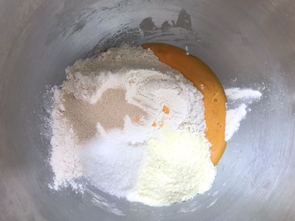 烫种芝麻辫子面包