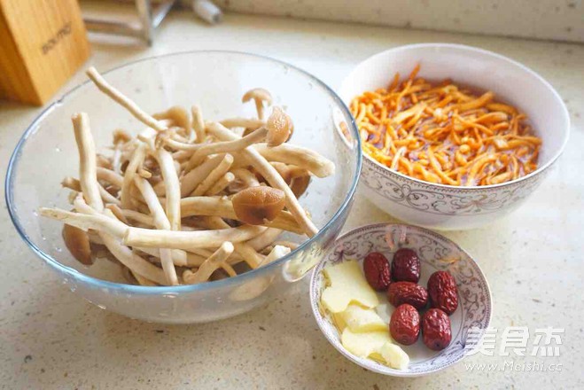 鲜茶树菇炖鸡汤