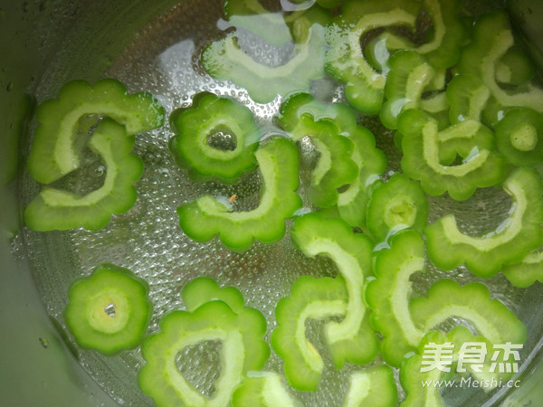 红油金针拌苦瓜