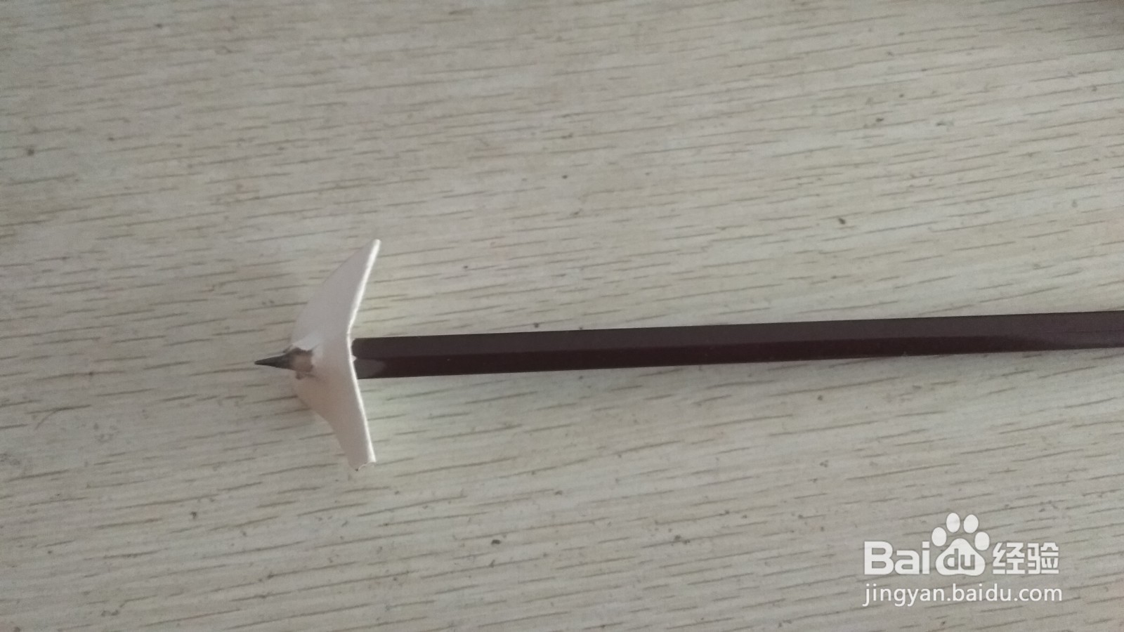 如何用一个圆形画纸和铅笔做简易的钢笔的支架