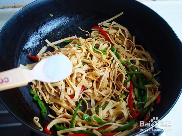 红椰菜炒豆皮的做法