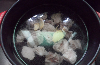 制作竹荪排骨汤