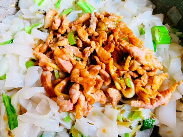肉丝雪菜小炒河粉