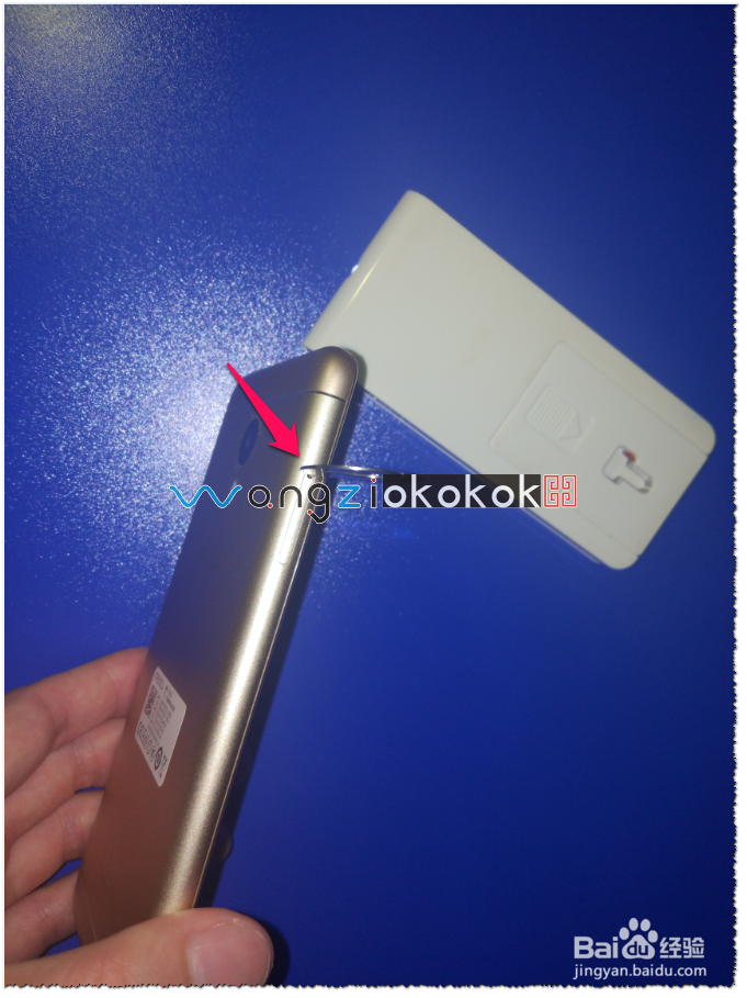 魅蓝3S如何安装手机卡及储存卡？