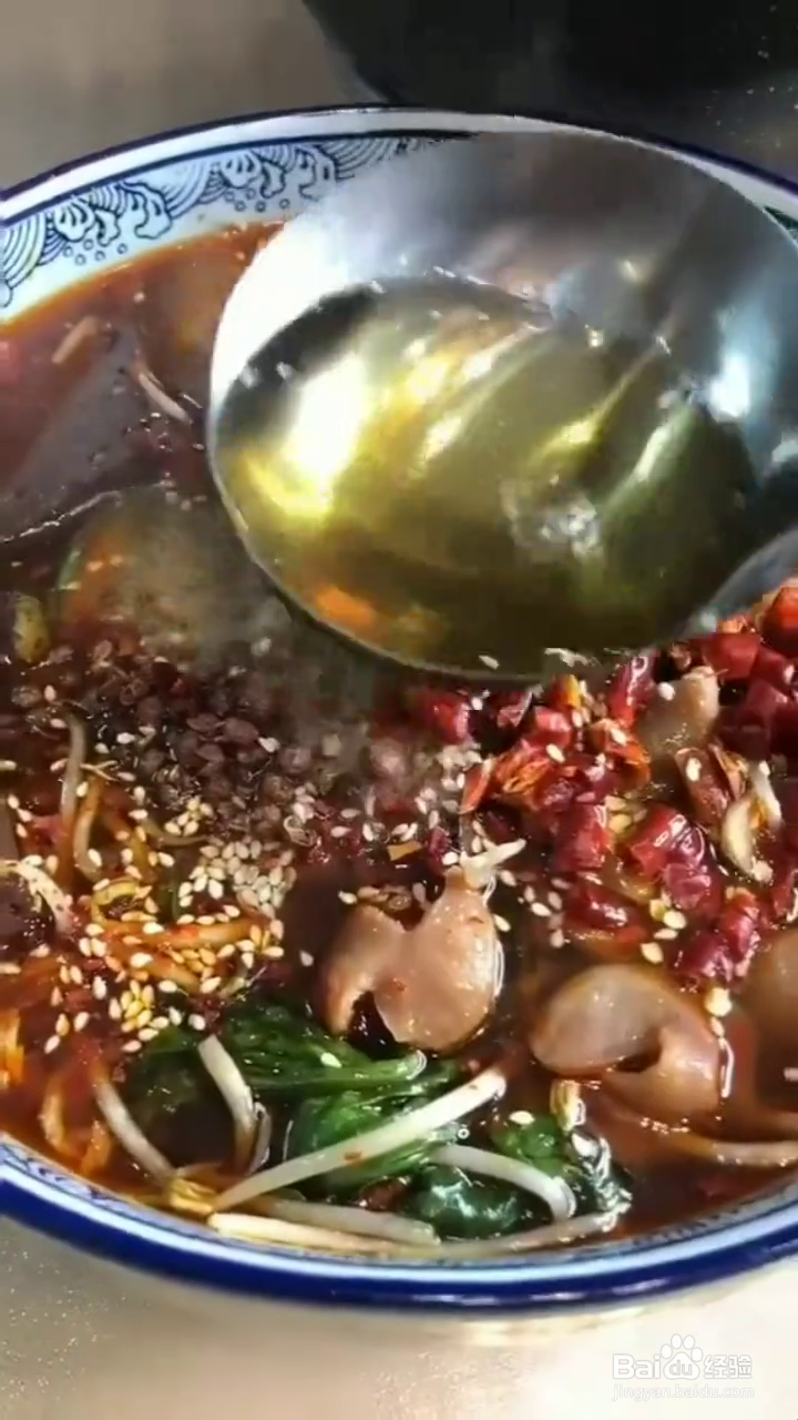 如何制作香辣好吃的肥肠血旺?