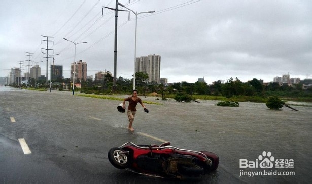 台风过境城市时街道行人交通安全注意事项