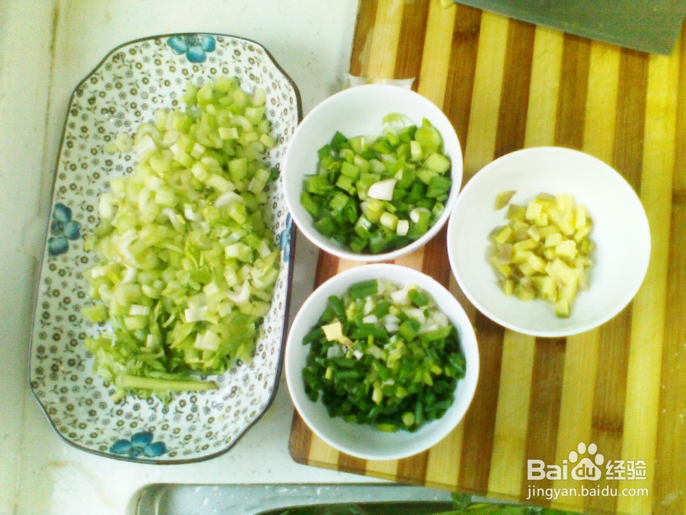 鸭肠炒芹菜的做法