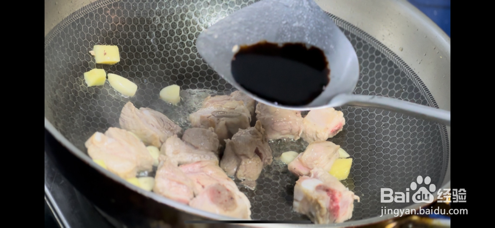 下饭菜土豆青椒焖排骨的做法