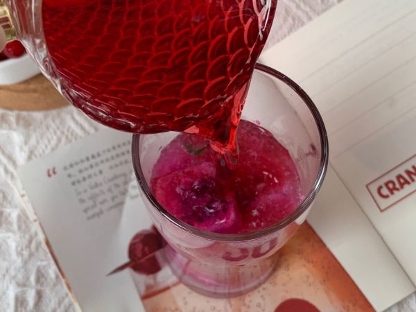 蔓越莓火龙果冰饮