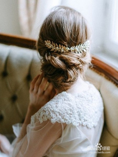 推荐时尚流行新娘发型，复古发饰是亮点
