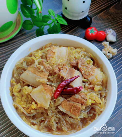 五花肉酸菜炖粉条，酸爽美味，好吃下饭